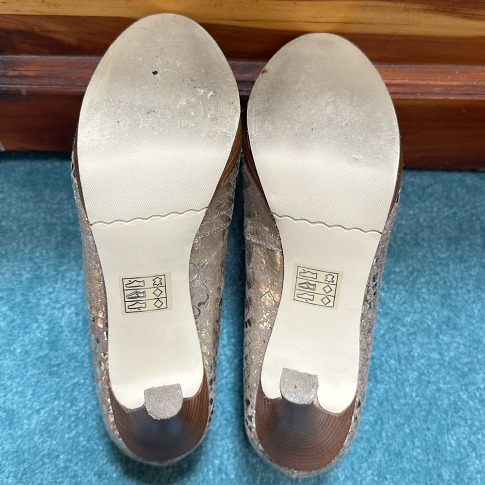 Moda Spana Gold Heels - Picture 5 of 6